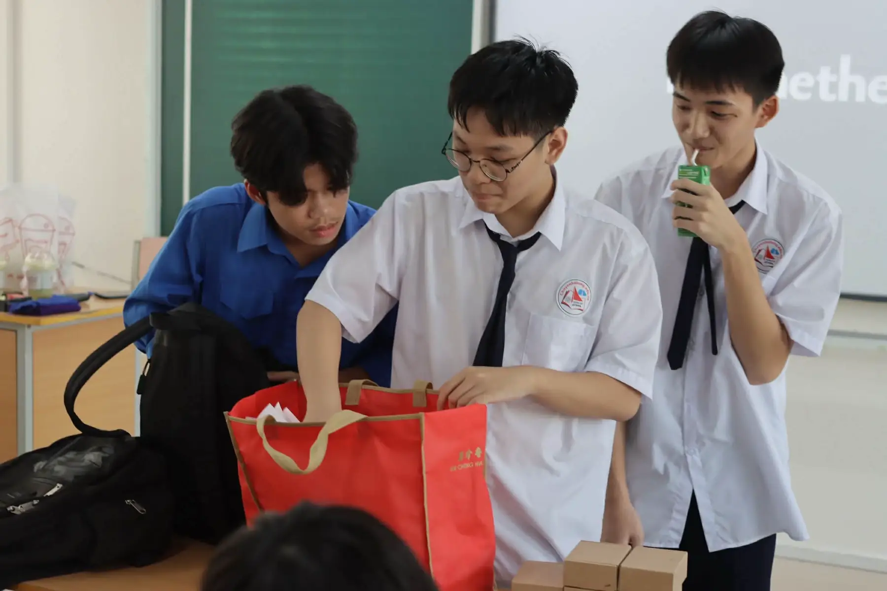 🌹 Nhân dịp ngày Phụ nữ Việt Nam, K36 Toán đã tổ chức liên hoan nhỏ chúc mừng các bạn nữ trong lớp. 🎉 Ngày Phụ nữ Việt Nam, ad xin chúc các bạn nữ và các cô giáo, các bác nhân viên luôn được yêu thương, hạnh phúc và thành công trong cuộc sống, luôn phát tài phát lộc, vạn sự như ý. 💐💐 #happywomensday #xh #viral #chl 
