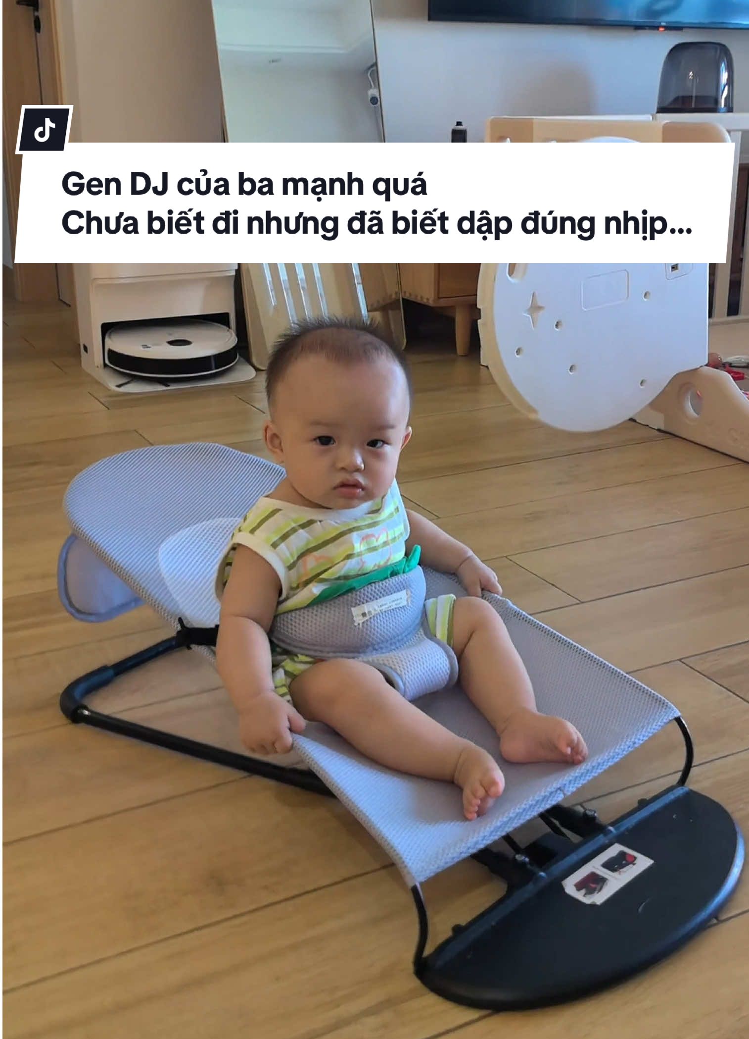 Ba làm DJ, nên việc bắt nhịp con beat là quá đơn giản với ẻm 😂 #embe #embedangyeu #babiesoftiktok #babytiktok #embebebibo 