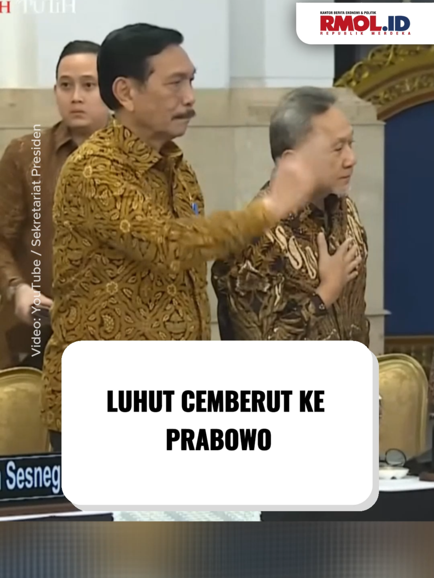 Ketua Dewan Ekonomi Nasional (DEN) Luhut Binsar Pandjaitan tampak masam saat bersalaman dengan Presiden Prabowo Subianto di Sidang Kabinet Paripurna, Senin, 20 Oktober 2025. Momen singkat itu langsung jadi sorotan.  Maklum, belakangan Luhut sering ngatur-ngatur arah kebijakan pemerintah. Sebelumnya, Luhut menyarankan program Makan Bergizi Gratis (MBG) berjalan minimal sepuluh tahun sebelum dievaluasi.  Ia juga mengusulkan pemerintah menyuntik dana Rp50 triliun ke Indonesia Investment Authority (INA) serta membentuk 'Family Office' untuk menarik investor asing. Tak hanya itu, Luhut juga menyoroti persoalan utang proyek kereta cepat Whoosh hingga meminta presiden agar tidak mendengarkan desakan kelompok buruh. Belum jelas apa yang bikin Luhut cemberut. Tapi ekspresinya seolah berkata banyak hal yang tak bisa diucapkan. Video Editor: Andre Rangga #rmol #republikmerdekaonline #luhutpanjaitan #cemberut #presiden #indonesia #prabowo