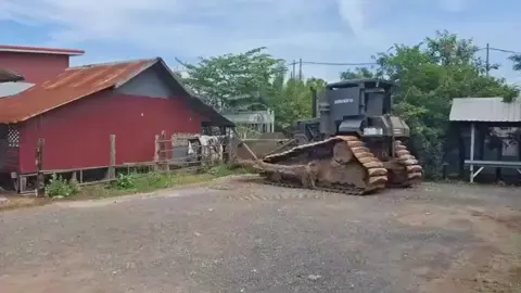 รื้อบ้านเขมรในพื้นที่บ้านหนองจาน วันนี้ (21 ต.ค. 68) กองกำลังบูรพาฯ โดยหน่วยเฉพาะกิจที่ 12 นำเครื่องจักรเข้าดำเนินการจัดระเบียบรื้อถอนบ้านเรือนของเขมร ที่ถูกลํ้าดินแดนบ้านหนองจาน (ศูนย์อพยพกัมพูชาเดิม) ซึ่งตั้งอยู่เขตอธิปไตยของประเทศไทย ตำบลโนนหมากมุ่น อำเภอโคกสูง จังหวัดสระแก้ว ซึ่งอยู่ตรงข้ามบ้านโจกเจย อำเภอโอโจโลว จังหวัดบันเตียเมียนเจย ประเทศกัมพูชา  . การเข้าไปปฏิบัติการนี้เพื่อเข้าไปเคลียร์พื้นที่ให้ปลอดภัยจากทุ่นระเบิด และสิ่งก่อสร้างต่าง ๆ ที่อาจจะเป็นอุปสรรค์ต่อการปฏิบัติหน้าที่ของเจ้าหน้าที่และหน่วยงานที่เกี่ยวข้อง ทั้งนี้ เพื่อจะนำเอาพื้นที่ปลอดภัยดังกล่าวมอบให้ชาวบ้านหนองจานที่เป็นเจ้าของตัวจริงในเร็ว ๆ นี้ Cr.Army Military Force