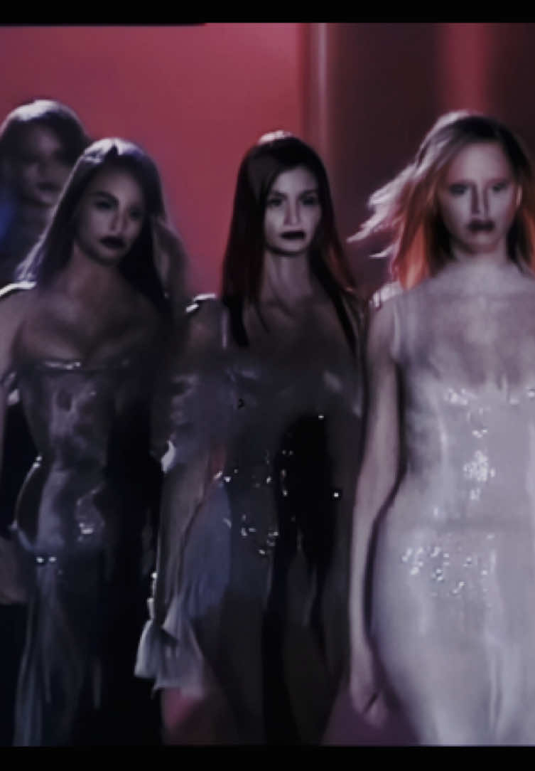 #Models x #AtelierVersace F/W “02 … #fashion #00s #SuperModel 