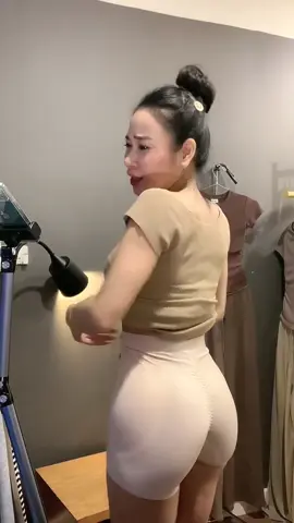 Mặc quần này vào dang mlem lắm😂 #quan #quandonmong #quannangmong #livehighlights #tiktoklive 