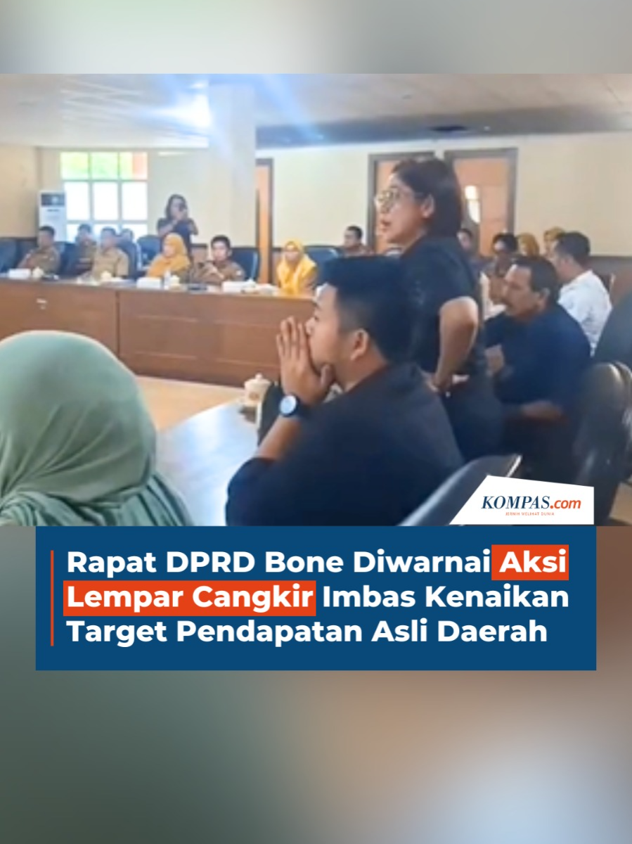 Kericuhan mewarnai rapat Badan Anggaran DPRD Kabupaten Bone, Sulawesi Selatan, Senin (20/10/2025). Adu mulut hingga saling lempar cangkir kopi terjadi setelah sejumlah anggota menilai kenaikan target Pendapatan Asli Daerah (PAD) tak realistis. Pemkab Bone menyebut, kenaikan target itu mengacu pada rekomendasi BKAD Provinsi Sulsel dan perlu segera disahkan. Penulis: Abdul Haq , Ferril Dennys  Kreatif: Jessica Meisya Kurnia Produser: Elizabeth Ayudya Ratna Rininta ~J #DPRD #Bone #Sulsel  ##Read