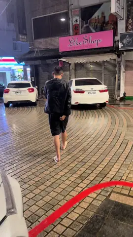 聽說這是全台灣最有名的萊爾富 大哥說颱風來還是要來光顧一下失學少女#少年董 #老司機 