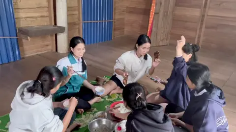 “ Cứ cười đùa với nhau đi, vì sẽ có ngày mỗi đứa một nơi 🥰