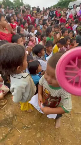 Một chiếc quạt nhỏ, một làn gió mát, và một nụ cười thật trong 🥰 #hanhtrinhthienduyen #thiennguyen #tuthien 