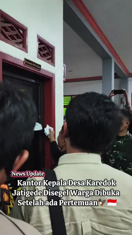 Kantor Kades desa Karedok Kec. jatigede yang sempat disegel Warga, kembali dibukan setelah masyarakat melakukan aksi penyegelan sebelumnya, disaksikan petugas kepolisian TNi dan Satpol PP. serta masyarakat setempat. 