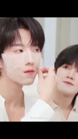 ชินกันมาก อยู่บ้านทำบ่อยๆใช่มะ แต่หวงซิงสายตาคือเก็บอาการหน่อยพ่อ เบาหน่อยนะ ทำงานอยู่ท่องไว้ ว่าแต่แก้มชิวชิวนุ่มม้ายยยย #ซิงชิว #XingQiu #Huangxing #qiudingjie #desiretheseries 