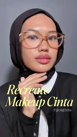 Look kali ini halal banget di pake buat ke sekolah karena tetep natural, ga dempul. biar keliatan fresh nya tuu ada bangettt🫶🏼✨ Saran dari aku untuk adik adik sayang, kalo ke sekolah pake alis jangan di bentuk cukup buat isi alis yg kosong aja biar engga to much laff youuu🫶🏼✨ Ohh satu lagi pastiin pilih warna atau shade yang sesuai sama warna kulit apalagi pilih eyebrow biar look nya natural pilih warna dark brown ajaa🤏🏼✨ #makeup #makeuptutorial #makeuptips #beauty #BeautyTok 