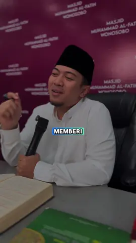 Allah ﷻ berfirman: “Perumpamaan orang yang menafkahkan hartanya di jalan Allah seperti sebutir biji yang menumbuhkan tujuh tangkai, pada tiap tangkai ada seratus biji.” (QS. Al-Baqarah: 261) Dan Rasulullah ﷺ bersabda: “Sedekah tidak akan mengurangi harta.” (HR. Muslim) Jadi kalau kita mau diluaskan rezeki, jangan genggam terlalu erat — karena justru dengan memberi, Allah sedang menyiapkan ganti yang jauh lebih besar. 🌿 #SemakinMemberiSemakinDiberi #SedekahBerkah #CintaKarenaAllah #UstadzIrfanRizkiHaas #UIR 