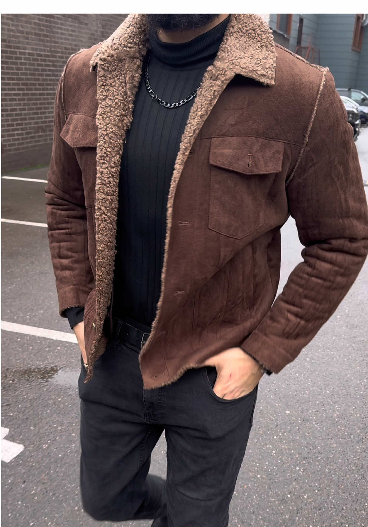 Когда на улице минус, а в твоём стиле — всегда плюс. ☕️ Эта дублёнка пахнет морозным утром, крепким кофе и уверенностью. Мягкий барашек греет, как камин, а коричневый цвет добавляет образу солидности. Готов покорять городские улицы. #образдня #мужскаяодежда #атмосфера