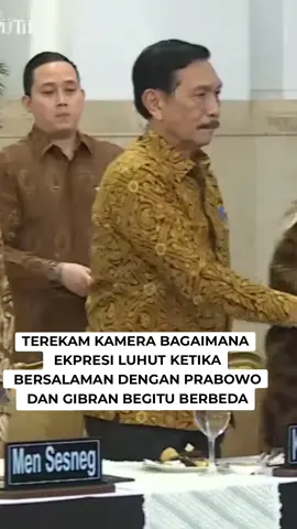 Dalam sidang kabinet paripurna, senin, 20 oktober 2025. Terekam kamera ekpresi Luhut ketika bersalaman dengan Presiden Prabowo dan Wapres Gibran begitu berbeda, ketika bersalaman dengan Prabowo luhut terlihat cemberut atau tanpa senyum, sedangkan dengan Gibran dia tampak memberikan senyumnya. Belakangan ini Luhut sering memberikan pendapat mengenai dana MBG, investasi 50T ke INA, familly office, kereta cepat Whoosh, dan terakhir terkait kenaikan upah buruh. #infoterbaru #infoterkini #infoviral #fyp #beritatiktok 