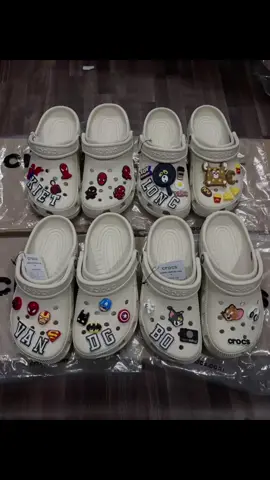 110k mua dép tặng kèm chamr nèee 😘 #crocs #crocscharms #viral 