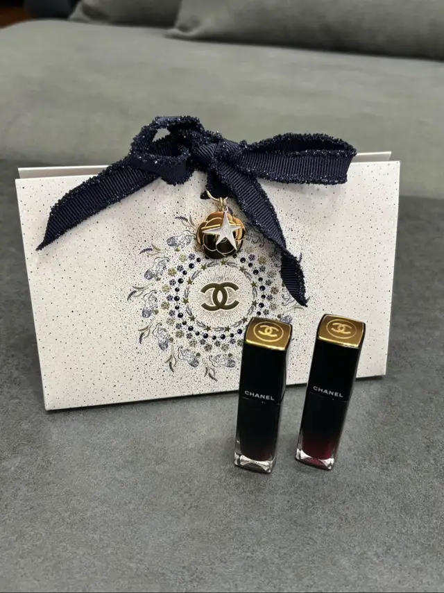 CHANELホリデー🎄 あとは11月販売のポーチのset買う予定！！ チークやアイシャドウ色々見てみたけど 欲しいものは少なかった😳 ある意味良かったのか、、🥺 CHANEL ルージュ アリュール ラック  各￥6,270(税込) #CHANEL#シャネル#ホリデー#アリュール #カメリア
