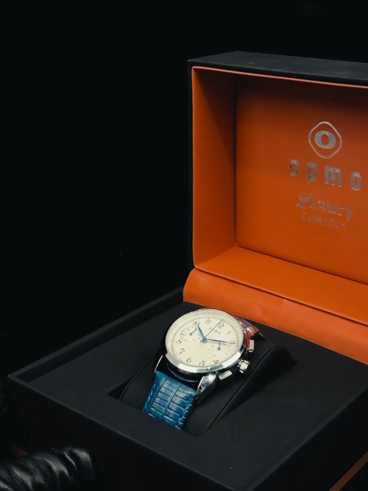 Upgrade penampilan lo dengan jam tangan strap kulit yang satu ini! 😎 Desain elegan, material berkualitas, dan nyaman dipakai. Cocok buat segala suasana.  #jamtangan #opmo #fashionpria #aksesorispria