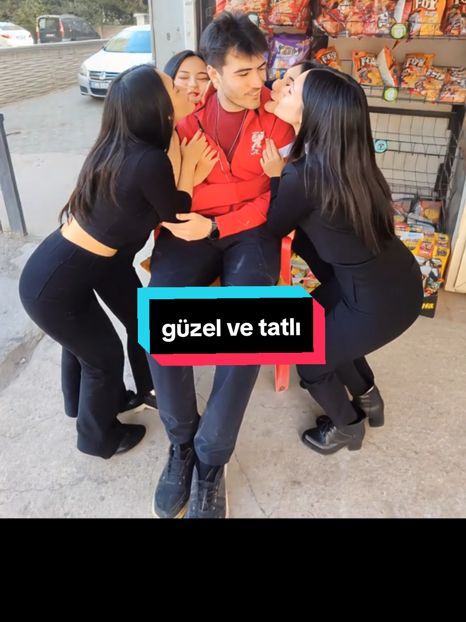 # Sizce yanımdaki kızlar güzel mi#desteklerinizibekliyorum😊🙏 #takiptekalın🙏❤️😘🔥🍷 #keşfet #beniöneçıkart 