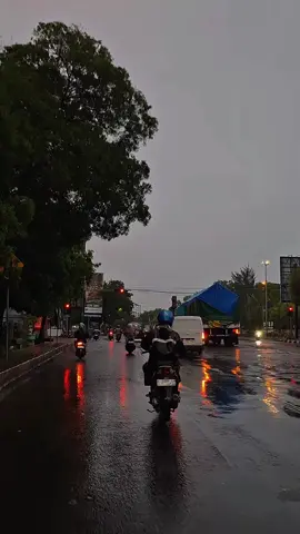 dari hujan kita bisa belajar bahwa ada yang berteduh agar tidak sakit,  dan ada yang sengaja kehujanan agar rasa sakitnya hilang ☺️... #rembang #hujan #storysad #fyp #sejutasayanguntuknya 