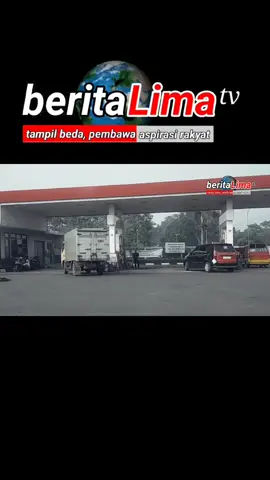 Diduga Menyuplai Penimbun BBM Subsidi, Tiga Operator SPBU Dipecat  CIANJUR, beritalima.com | Terindikasi melayani pembelian BBM subsidi menggunakan jeriken, tiga operator Stasiun Pengisian Bahan Bakar Umum (SPBU) di Cianjur dipecat. Mereka diduga menyuplai penimbun BBM subsidi tanpa sepengetahuan pengawas. Menurut informasi yang berhasil diperoleh tom beritalima, PT Pertamina (Persero) telah memberikan sanksi berupa penghentian suplai pertalite selama satu bulan dan denda sebesar Rp250 juta. 