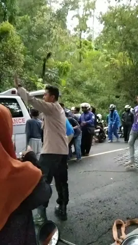 truk terguling di tanjakan gentong menyebabkan macet panjang #tanjakangentong #kecelakaan #hariini #viraltiktok #fypage 