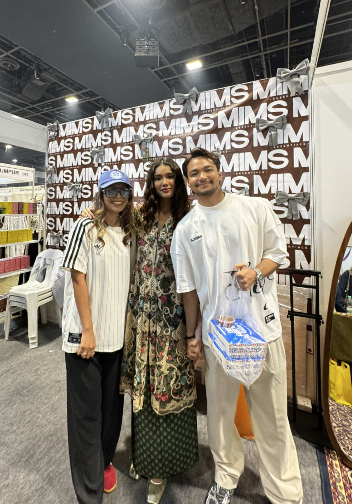 Celebfest Oktober got me screaming inside — my all-time fave couple and the rest were there too! Gila tak starstruck 😭💫 #Celebfest2025 #MimiLana #SyafiqKyle #BellaAstillah #SyedSaddiq