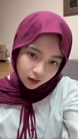 ada yg nempel pasti jerawat kamu ya 🤭