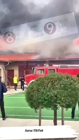 Update:Aproximativ 80 de persoane s-au autoevacuat în siguranță.  *Incendiul este localizat* ; se manifestă cu ardere generalizată la acoperișul clădirii și al casei învecinate, pe o suprafață de aproximativ 400 mp. 🚨 Incendiu la Școala Gimnazială din Lovrin Astăzi, 21.10.2025, ora 12:20, am fost anunțați despre producerea unui incendiu la Școala Gimnazială din comuna Lovrin. La fața locului intervin: 🔥 Secția de Pompieri Sânnicolau Mare – două autospeciale de stingere 🤝 SVSU Lovrin și Biled 🚒 În sprijin: o autospecială de stingere și o autoscară mecanică din cadrul Detașamentului 1 Timișoara 🚑 De asemenea, este prezentă o ambulanță SAJ  #tele9tv #tele8tv Citește >> https://tele9tv.ro/2025/10/21/incendiu-la-scoala-gimnaziala-lovrin/