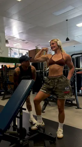 He couldn’t believe this workout gave me this bicep pump 🔥 I’ll say it again: light weight til failure 😮‍💨👌 #gymmotivation #girlswholift #gymworkout #bicepworkout