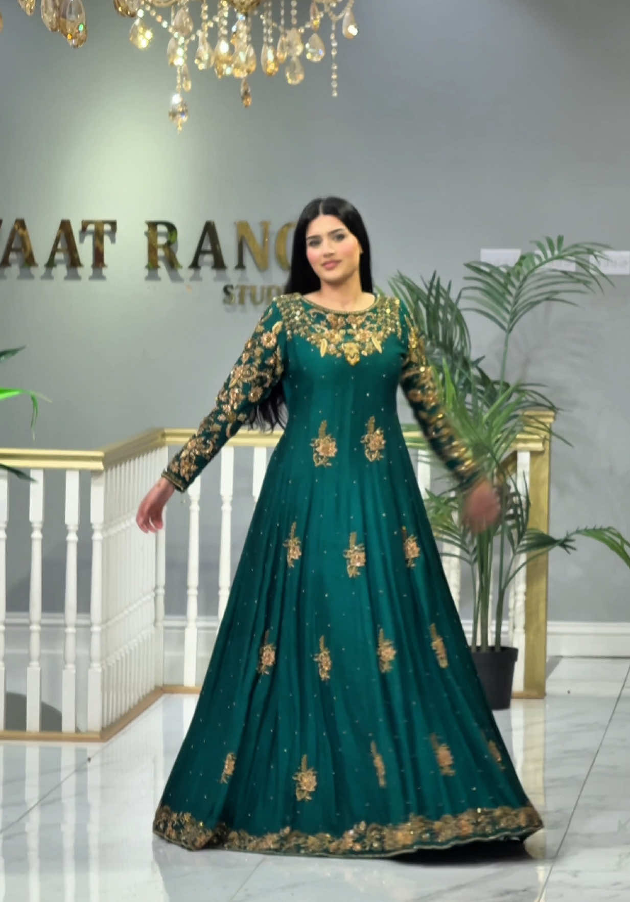 AMAZING NEW ELEGANT AND BEAUTIFUL LONG DRESS IN GREEN WITH GOLD COMBO BY 7AATRANG BRIDAL👀🤌🏻❤️#7aatrang #million #fyp #capcut #viral 