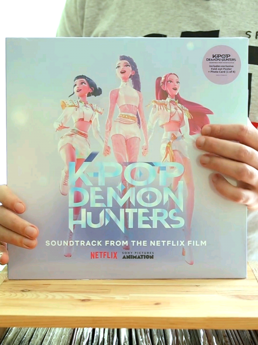 Прийшла до мене платівка KPop Demon Hunters з саундтреками до однойменного анімаційного фільму. Міг би сказати що це забаганка дружини, але не буду брехати - мені подобається ця музика 😅 Як мінімум вона весела і фанова, особливо після перегляду фільму 🙂 До відео додам ще свої враження на рахунок звуку - хоч сама платівка і була дуже брудна, але після чистки звук виявився класним. Мастеринг під вініл звучить панчово і чисто - якраз те що треба для такої музики. #kpopdemonhunter #vinyl #платівка #mrgeekua #kpop 