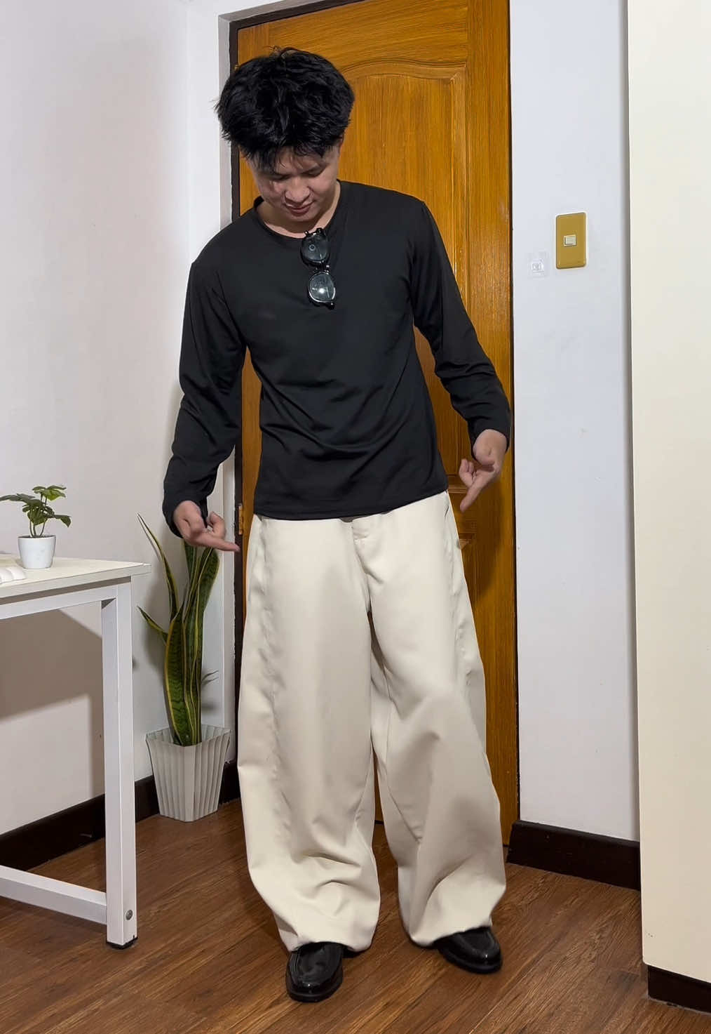 Iba rin talaga ang bitaw ng @Kinwoo Barrel Cargo Trouser na to!🔥 #baggypants 