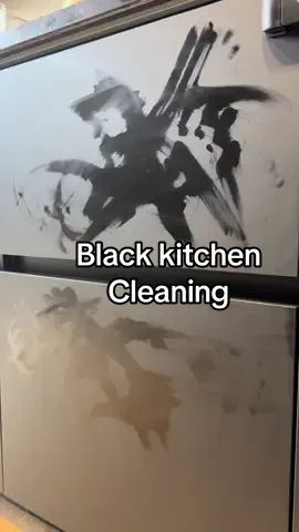 Zwarte keuken? Dit is DE hack!  Ik heb mijn zwarte keuken schoongemaakt met twee methodes: 	1.	Dreft met water 	2.	Mijn vertrouwde wonderspons Eerst maakte ik de kastjes bewust vettig, zodat de test eerlijk zou zijn. Daarna begon ik met Dreft en water en daarna met de wonderspons, zodat ik beide methodes kon vergelijken. Het doel was te zien welke methode het beste resultaat geeft en het makkelijkst is in gebruik. Conclusie Beide methodes maken de keuken schoon, maar er zijn duidelijke verschillen: 	•	Dreft en water maakt schoon, maar droogt minder snel en vergt iets meer moeite. 	•	Wonderspons geeft sneller en makkelijker een schoon resultaat. Kortom: beide werken, maar voor mij blijft de wonderspons de efficiëntste keuze 🖤 #cleaning #kitchen #homedecor #fyp #viral 