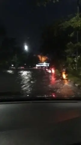 simpang lima kota semarang banjir setelah hujan deras Selasa 21 Oktober 2025 petang. #simpanglimasemarang #banjirsemarang #hujansemarang #cuacasemarang #wisatasemarang 