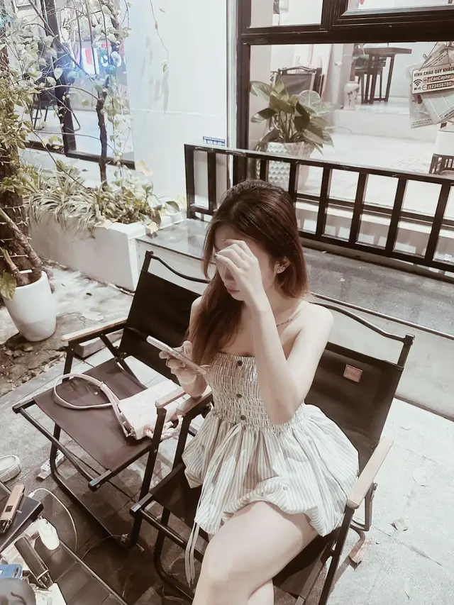 Nếu anh tìm được người phù hợp và ở gần anh…anh hãy đến với cô ấy. Em không trách, không giận, vì chúng mình khó có tương lai chung. Em biết anh đã cố gắng nhiều lắm, vì vậy em sẽ để anh đi trước nếu anh yêu người khác, còn nếu anh vẫn muốn ở lại bên em, em cũng không rời đi.😔