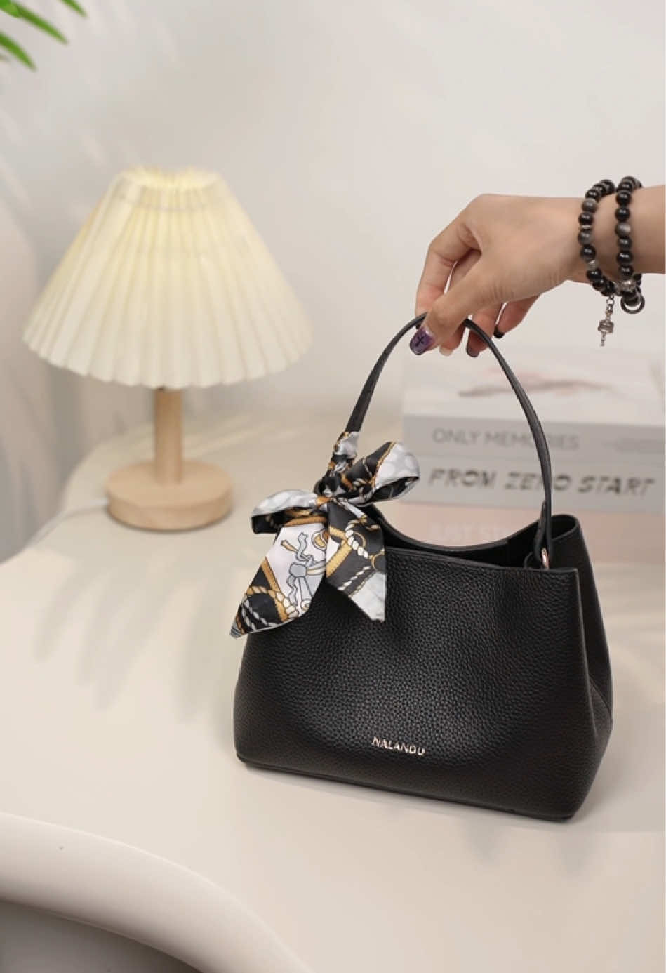 Dari meeting langsung ke kencan, ganti gaya cuma perlu ganti tas. 😉 #nalandu 