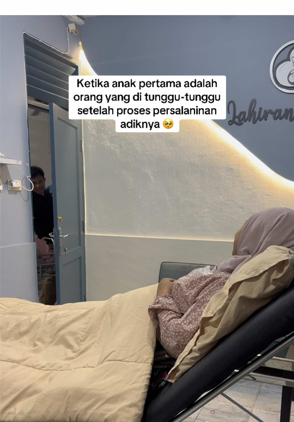 MasyaAllah ketika proses lahiran di temenin Bu Bidan- bidan dan Papa, kakak Alofa pinter dan gak rewel sama sekali, sedih rasanya ketika Alofa masuk ruangan dan pengen di gendong dan di peluk mamanya🥹. Dan bingung ketika liat adik bayi, masyaAllah dengan proses yang Allah mudahkan atas pertolongan Allah. Lahir anak ke 2 kami. Semoga dengan Amanah ini kami bisa menjadi orang tua yang selalu dalam bimbingan dan Lindungan Allah SWT ☺️.- Amin ya Robal Alamin 
