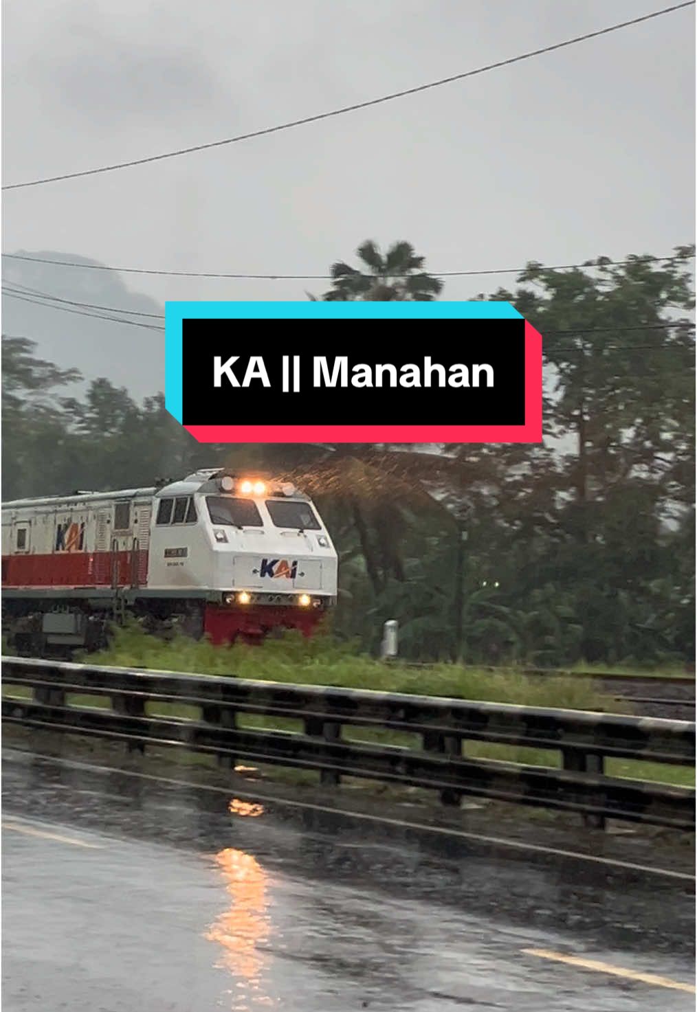 KAI + Lagu Jawa🫀 @KAI121  @Videokeretaapi  @Cinta KAI 🇮🇩  #vibeshujan #klebus #purwokerto #sadvibes #manahansolo #hujan🌧️  #kai 