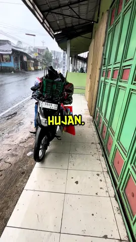 Hujan jadi saksi Cinta mereka #ModalKontenDoang #maenanrenteng2000 #minivlog #500views #MakaroniJos 