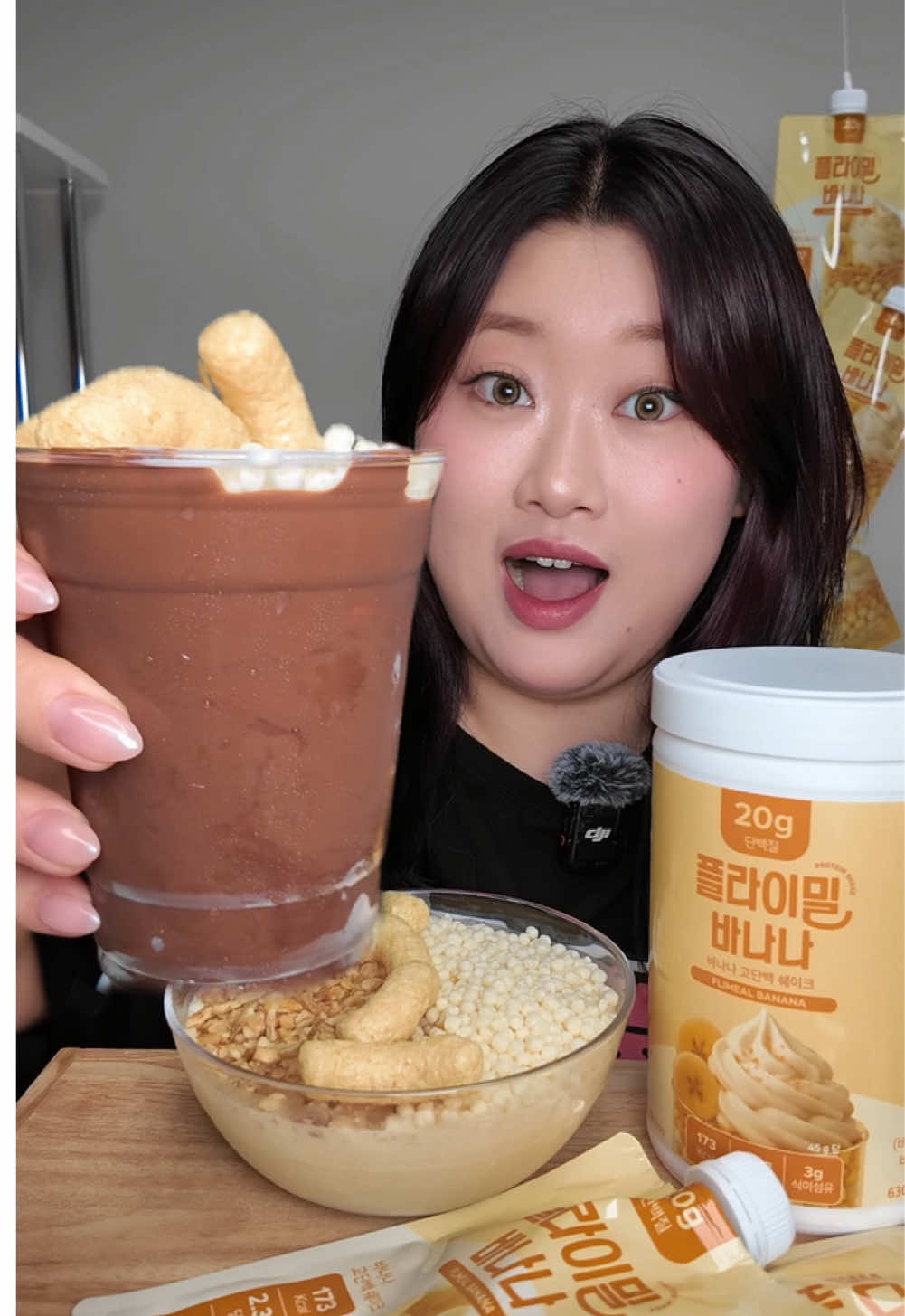 (광고) 오늘은 초코크랙 바나나 쉐이크💛 플라이밀의 12번째 신상 플레이버 바나나맛이에요 😙🍌 아니 근데 이거 단백질 쉐이크 맞냐공 그냥 고급진 뚱바맛 그자체 저 원래도 플라이밀 사먹어서 집에 맛별로 있는데 최애맛 딸기에서 바나나로 바뀜.. 💛 지금 공홈에서 10/20(월) ~ 24(금) 단 5일간! 플라이밀 쉐이크 1+1 슈퍼 핫딜 진행중이니 맛있는 단백질 쉐이크 찾으시던 분들 놓치지마세용 💛 #플라이밀바나나 #플라이밀쉐이크 #플라이밀쉐이크바나나 #플라이밀 #초코크랙 #뚱바 #먹방 #mukbang #eatingshow #단백질쉐이크 #초코크랙 