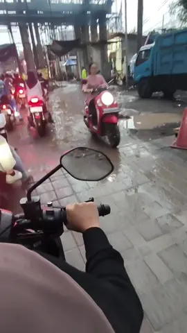 Unesa Ketint4nk gerbang after rain brsm banjirnyh, macetnyh, serobot