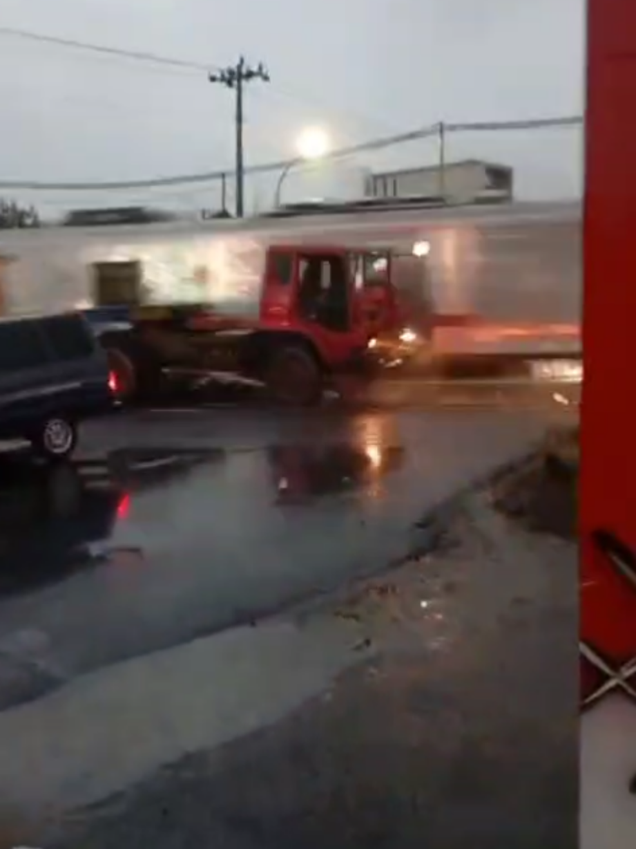 truk ter tabrak kereta api jln kaligawe semarang#truk #tabrak 
