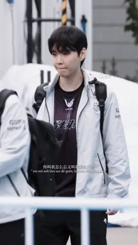 Kỳ chuyển nhượng cuối năm 2020, Chovy đã nhận được vô số lời mời từ những đội tuyển mạnh hơn, có cơ hội cạnh tranh danh hiệu rõ ràng hơn. Nhưng cậu lại chọn HLE - chỉ vì muốn được sát cánh cùng anh Deft, người đàn anh mà cậu luôn kính trọng và yêu quý. Dù mùa giải năm đó không mang lại thành tích rực rỡ, nhưng ai cũng phải thừa nhận: Chovy chính là “sống lưng vàng” của cả đội, là niềm hy vọng, là người giữ cho HLE luôn đứng vững. Năm nay, hy vọng rằng cậu ấy sẽ thật sự chạm được tới “trái ngọt” của riêng mình - như một phần thưởng xứng đáng cho tất cả những năm tháng cố gắng, nỗ lực và kiên định không ngừng nghỉ.  #geng #chovy 