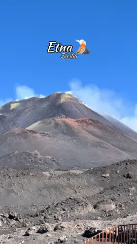 Etna o experiență care îți taie respirația! 🔥🌋 VIZITAREA VULCANULUI ETNA - TOT CE TREBUIE SĂ ȘTII Muntele Etna este unul dintre cei mai faimoși vulcani ai lumii. Este în același timp și cel mai înalt vulcan activ din Europa, înălțându-se până la altitudinea de 3357m (înălțimea Etnei crește ușor după fiecare erupție mai puternică și se pare că, după erupțiile din vara lui 2024, ar fi ajuns la 3403m). Aflat în partea de est a Siciliei, este vizibil din multe locuri, inclusiv din avion, fie că aterizezi pe aeroportul din Catania sau pe aeroportul din Palermo. Etna este unul dintre simbolurile Siciliei și, din anul 2013, face parte din Patrimoniul Mondial, fiind unul dintre cele 7 obiective turistice UNESCO ale insulei. Sicilienii alintă muntele cu numele de 