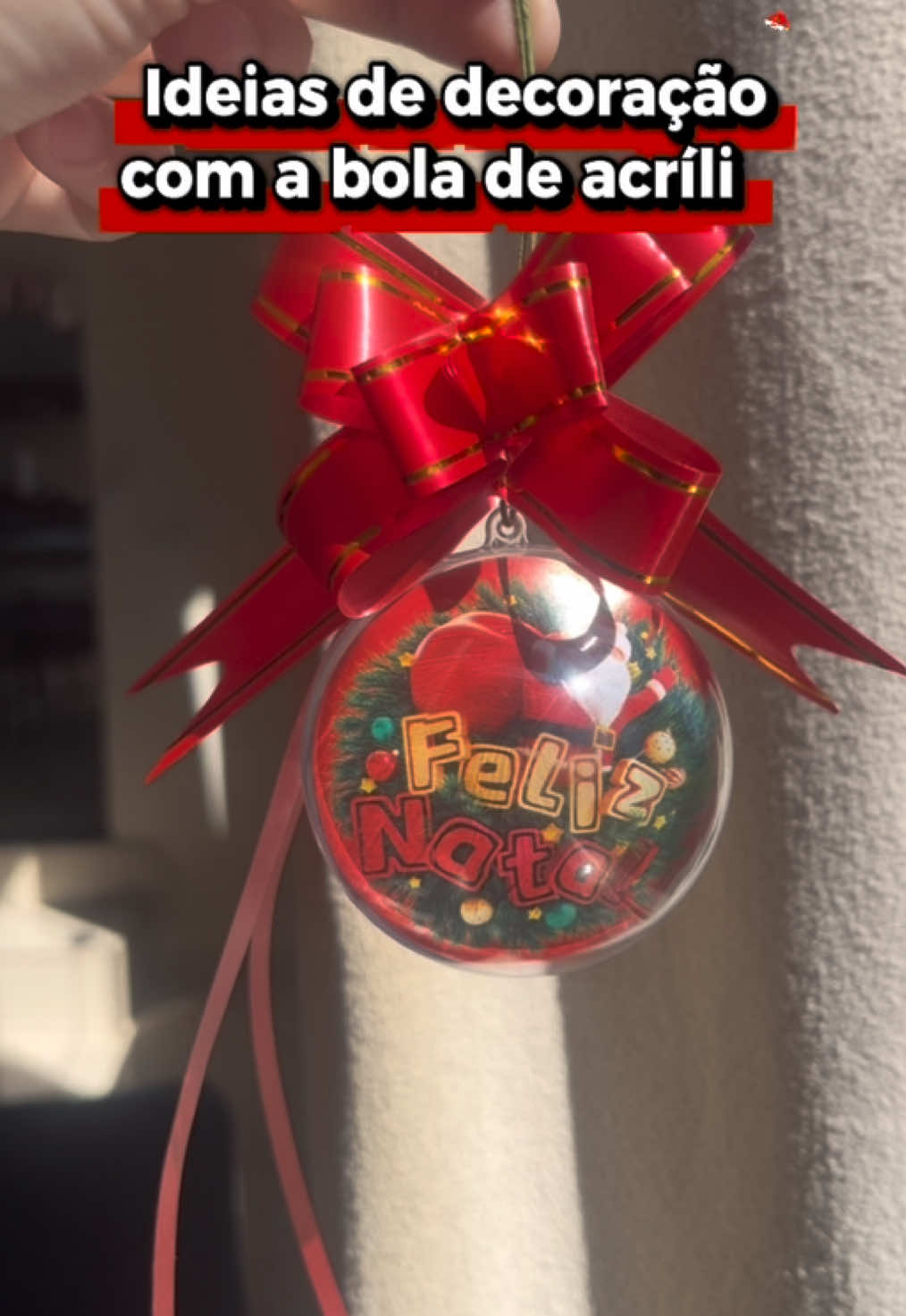 Mais uma ideia linda pra sua decoração de 🎄  essas bolinhas de acrílico são super versáteis e pode ser usadas de várias formas:  📸com uma foto de família ou do pet dentro  ❄️com neve fake e mini laços ✨com mini luzinhas de Led  💝como lembrancinha personalizada com nomes  🌿ou até pra montar uma guirlanda bem criativa!  uma peça simples mas que transforma a qualquer cantinho com espírito do Natal 🎄 disponível aqui no TikTok shop ##decoracaodenatal##decoracaonatalina##boladenatal##natal
