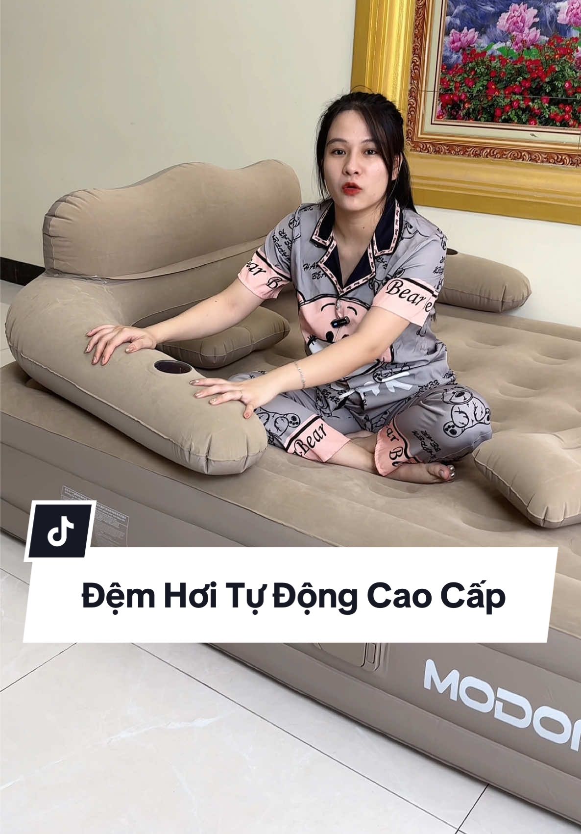 Đệm hơi tự động với một nút bấm bơm hơi tháo hơi nhanh chóng phù hợp với mọi nhà thay thế một chiếc giường tiếp khách, người cao tuổi, trẻ nhỏ đều sử dụng được mang đi du lịch dã ngoại rất hợp lý #demhoi #dembomhoi #nemhoi #demhoitubom #huyennhihihi 