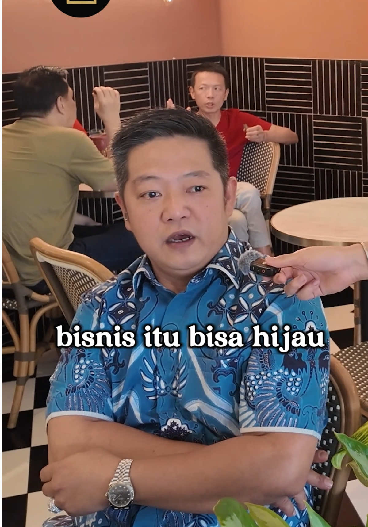 💰 Dari Nol ke Dua Digit Miliar — Kisah Beni, Pebisnis Tambang Di usia 27 tahun, Beni berhasil meraih 10 miliar pertamanya lewat bisnis mining. Pernah gagal, ditipu, dan mulai dari nol — tapi justru di situ ia belajar bertahan. 💡 Kunci Sukses Versinya: 1️⃣ Bertahan dalam kesulitan — “Yang sukses itu bukan yang paling pintar, tapi yang paling tahan banting.” 2️⃣ Bisnis bukan ikut tren — “Yang naik cepat akan turun cepat. Fokus pada fondasi, bukan hype.” 3️⃣ Kepercayaan adalah modal utama — “Semua bisnis besar tumbuh dari kepercayaan — ke partner, ke proses, ke diri sendiri.” 🔥 Pesan untuk anak muda: “Terus melangkah. Walau jatuh, jangan berhenti — karena di saat jatuh, kamu sedang belajar jadi sukses.” #MindsetBisnis #PengusahaMuda #MiningBusiness #BelajarDariGagal #BisnisReal  