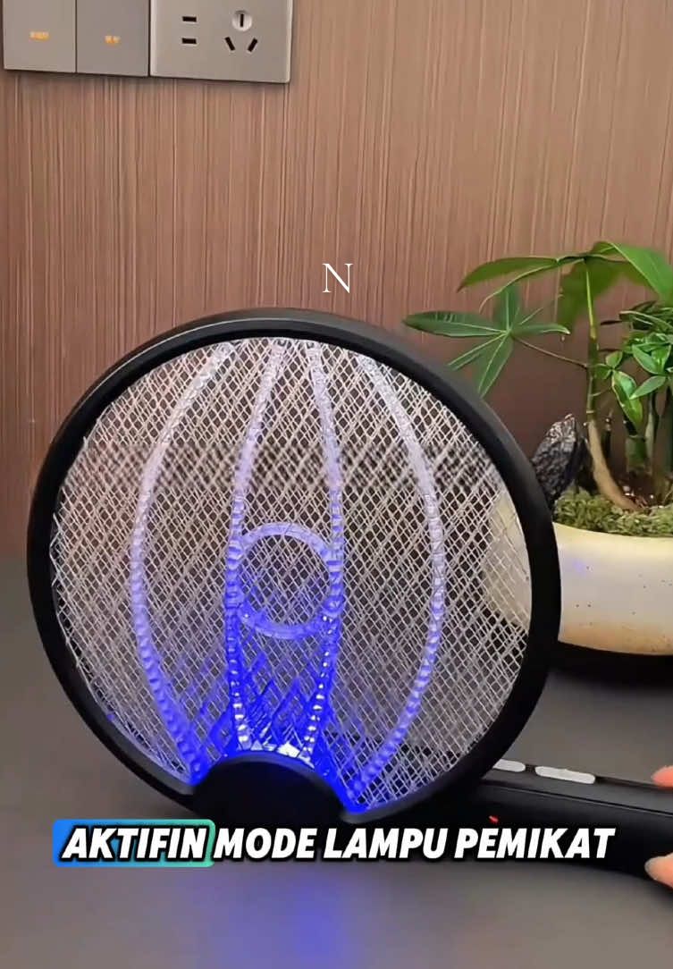 Ini adalah raket nyamuk 2-in-1 yang bisa bikin nyamuk datang sendiri ke perangkapnya — sejak pakai ini, nggak pernah digigit nyamuk lagi! 🦟⚡✨ #raketnyamuk #raketnyamuk2in1 #raketnyamukrecharge #raketnyamukelektrik #fyp 