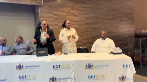 MEC for Health and Wellness, @NkomoNomantu, is meeting with Community Health Workers (CHWs) to provide practical solutions to some of the challenges they face. 💬 The department is already taking steps to improve working conditions and strengthen support for CHWs across the province. #AsibeHealthyGP #growinggautengtogether 