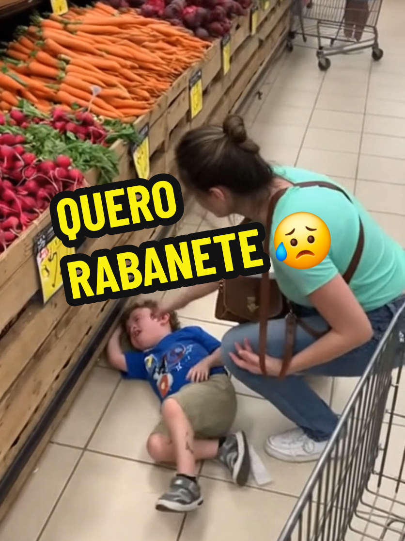 .  GENTE 😭😂 o menino surtou no mercado porque queria rabanete! A mãe sem saber onde enfiar a cara 🤦‍♀️ kkkkk isso é Brasil, meu povo! 🇧🇷 👉 Já viu criança chorar por isso? Marca aqui quem tem um filho desses! 😂 #status #bomdia #ViralTikTok #criança  #ComfortSegredos 