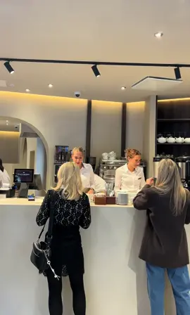 Café Berry – kahvila Helsingin sydämessä, jossa käsityö, maku ja estetiikka kohtaavat. Suurin osa leivonnaisistamme on gluteenittomia, valikoimastamme löytyy myös vegaanisia vaihtoehtoja, ja tuotteemme ovat nyt halal-sertifioituja. Café Berry Annankatu 27, Helsinki Aukioloajat Ma–To 9.00–21.00 Pe–La 9.00–23.00 Su 10.00–18.00 #fyp #helsinki 
