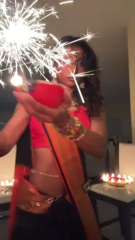 okay last one I promise…ᵐᵃʸᵇᵉ… +✨HAPPY DIWALI✨ w mom for this Halloween themed sari + DO NOT TRY THIS + me:👁️👁️ + thank you everyone for using my transitions and dances and tagging me 👁️💋👁️ #fyp #viral #blowthisup #dance #rahtitouillee 